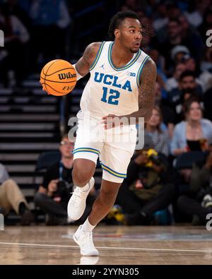 New York, New York, USA. Dezember 2024. UCLA Bruins Garant SEBASTIAN MACK (12) bringt den Ball in der zweiten Halbzeit gegen die Tar Heels in North Carolina. (Kreditbild: © Jordan Bank/ZUMA Press Wire) NUR REDAKTIONELLE VERWENDUNG! Nicht für kommerzielle ZWECKE! Stockfoto