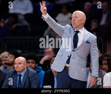 New York, New York, USA. Dezember 2024. UCLA Bruins Cheftrainer MICK CRONIN leitet sein Team in der zweiten Halbzeit gegen die Tar Heels in North Carolina. (Kreditbild: © Jordan Bank/ZUMA Press Wire) NUR REDAKTIONELLE VERWENDUNG! Nicht für kommerzielle ZWECKE! Stockfoto