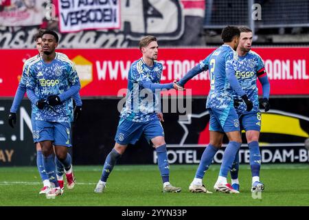 Rotterdam - Kenneth Taylor vom AFC Ajax feiert mit Devyne Rensch vom AFC Ajax, nachdem er in der siebzehnten Wettkampfrunde der Eredivisie Saison 2024/2025 das erste Tor seines Teams erzielt hat. Das Spiel findet am 22. Dezember 2024 in Rotterdam, Niederlande, zwischen Sparta Rotterdam und Ajax in Het Kasteel statt. (VK Sportphoto/Rene Nijhuis) Stockfoto