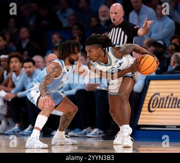 New York, New York, USA. Dezember 2024. Der UCLA Bruins-Wachmann SEBASTIAN MACK (12) schaut in der ersten Halbzeit gegen die Tar Heels in North Carolina an. (Kreditbild: © Jordan Bank/ZUMA Press Wire) NUR REDAKTIONELLE VERWENDUNG! Nicht für kommerzielle ZWECKE! Stockfoto