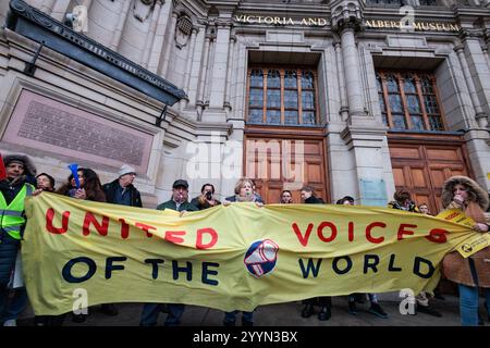 London, Großbritannien. Dezember 2024. Streikende Sicherheitsleute aus dem Science Museum, dem Natural History Museum und dem Victoria and Albert Museum, vertreten durch die gewerkschaft United Voices of the World (UVW), nehmen an einer Streikaktion vor dem Victoria and Albert Museum Teil. Die UVW-Mitglieder, die über den Auftragnehmer Wilson James an die Museen ausgelagert wurden, führen Arbeitsklagen wegen Bezahlung und Konditionen. Quelle: Mark Kerrison/Alamy Live News Stockfoto