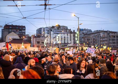 Serbische Studenten und Bürger protestieren gegen Regierungskorruption nach dem Unfall des Bahnhofs Novi Sad auf dem Slavija-Platz in Belgrad, Serbien Stockfoto