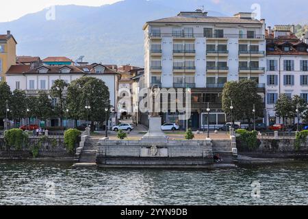 Kriegsdenkmal für die im 1. Weltkrieg gefallenen Soldaten auf der Seeuferstraße, Verbania, Lago Maggiore, Italien, Europa Stockfoto