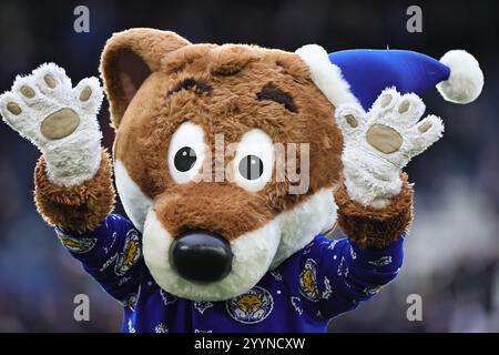 Filbert Fox (Leicester City Maskottchen) trägt festliche Kleidung vor dem Spiel der Premier League zwischen Leicester City und Wolverhampton Wanderers im King Power Stadium in Leicester, England. (James Holyoak/SPP) Credit: SPP Sport Press Photo. /Alamy Live News Stockfoto