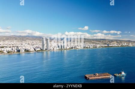 Aus der Vogelperspektive der Stadt Limassol vom Meer aus, mit Blick auf die pulsierende Skyline, die Promenade von Molos. Stockfoto