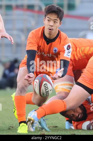 Sonntag. Dezember 2024. 22. Dezember 2024, Tokio, Japan -Kubota Spears Funabashi Shinobu Fujiwara übergibt den Ball während eines Spiels der Japan Rugby League One gegen ToyotaVerblitz im Prince Chichibu Rugby Stadion in Tokio am Sonntag, den 22. Dezember 2024. Spears besiegte Verblitz mit 30:27. (Foto: Yoshio Tsunoda/AFLO) Stockfoto