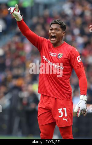 Rom, Italien. Dezember 2024. Zion Suzuki aus Parma wurde während des Spiels der italienischen Fußballmeisterschaft Serie A Enilive 2024-2025 ALS Roma gegen Parma Calcio im Stadio Olimpico gesehen. Endergebnis; AS Roma 5:0 Parma Calcio Credit: SOPA Images Limited/Alamy Live News Stockfoto