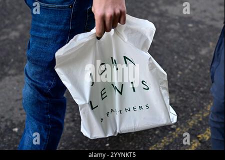 Cambridge, England, 22. Dezember 2024, Nahaufnahme von John Lewis-Tasche, die in der Stadtstraße getragen wird Stockfoto