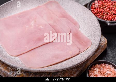 In quadratische Scheiben geschnittener Schinken für köstliche, nahrhafte Sandwiches für ein herzhaftes Frühstück Stockfoto