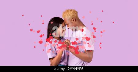 Ein Paar teilt einen romantischen Kuss am Valentinstag, umgeben von Herzen Stockfoto