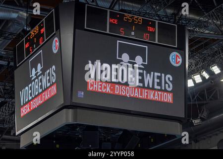 Nürnberg, Deutschland. Dezember 2024. Videobeweis auf Videowürfel, Check: Disqualifikation. HC Erlangen vs. TBV Lemgo Lippe, Handball, 1. Handball-Bundesliga, Saison 2024/2025, 16. Spieltag, 22.12.2024 Foto: Eibner/Ardan Fuessmann Credit: dpa/Alamy Live News Stockfoto