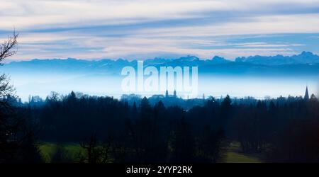 Silhouette von Lindau im Morgennebel über dem See, Deutschland, Bayern Stockfoto