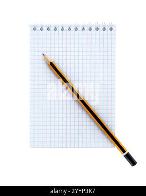 Schreibblock mit Bleistift auf weißem Hintergrund, vertikale Ansicht. Papier Notizbuch mit Textur, kariertes Blatt. Stockfoto