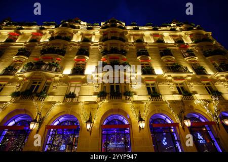 Paris, Frankreich-22. Dezember 2024 : das Hotel Plaza Athenee ist ein historisches Luxushotel in Brunei in Paris, Frankreich. Es befindet sich in der Avenue Montaigne Stockfoto