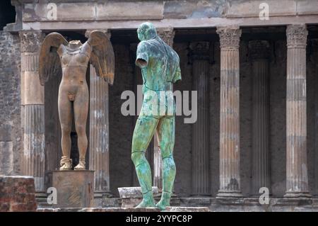 2016. Werke von Igor Mitoraj in Pompeji während der ihm gewidmeten Ausstellung. Neapel, Italien Stockfoto