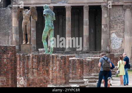 2016. Werke von Igor Mitoraj in Pompeji während der ihm gewidmeten Ausstellung. Neapel, Italien Stockfoto