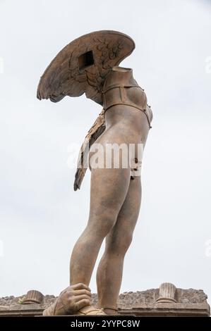 2016. Der Geflügelte Sieg. Kunstwerk von Igor Mitoraj in Pompeji während der ihm gewidmeten Ausstellung. Neapel, Italien Stockfoto