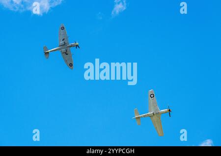 Sola, Norwegen – 16. Juni 2024: Vickers Supermarine Spitfire Mk XVI und North American P-51D Mustang Stockfoto