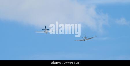 Sola, Norwegen – 16. Juni 2024: Vickers Supermarine Spitfire Mk XVI und North American P-51D Mustang Stockfoto