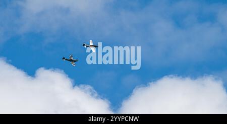 Sola, Norwegen – 16. Juni 2024: Vickers Supermarine Spitfire Mk XVI und North American P-51D Mustang Stockfoto