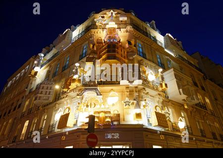 PARIS, FRANKREICH - 22. Dezember 2024: Blick auf die Pariser Fassade von Christian Dior mit Weihnachtsdekoration auf der Avenue Montaigne, Paris, Frankreich. Stockfoto