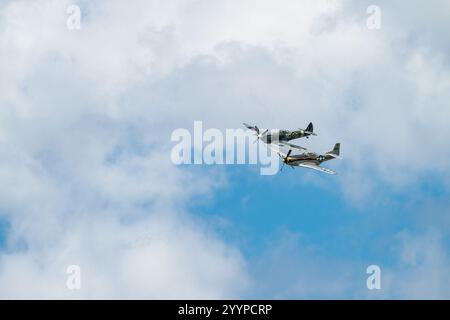 Sola, Norwegen – 16. Juni 2024: Vickers Supermarine Spitfire Mk XVI und North American P-51D Mustang Stockfoto