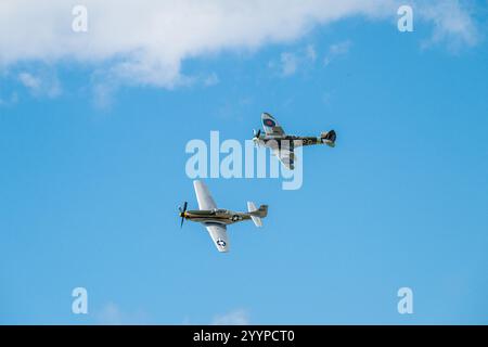 Sola, Norwegen – 16. Juni 2024: Vickers Supermarine Spitfire Mk XVI und North American P-51D Mustang Stockfoto