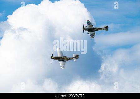 Sola, Norwegen – 16. Juni 2024: Vickers Supermarine Spitfire Mk XVI und North American P-51D Mustang Stockfoto