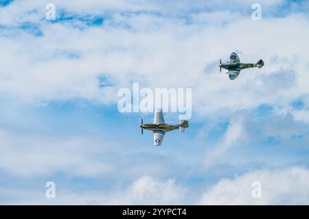 Sola, Norwegen – 16. Juni 2024: Vickers Supermarine Spitfire Mk XVI und North American P-51D Mustang Stockfoto