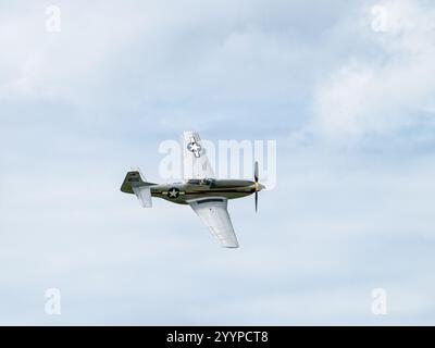 Sola, Norwegen – 16. Juni 2024: Nordamerikanischer P-51D Mustang, der eine Anzeige vorführt Stockfoto