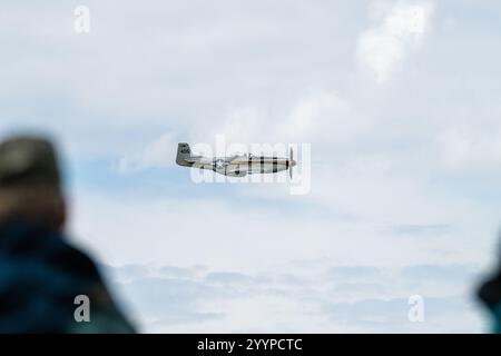 Sola, Norwegen – 16. Juni 2024: Nordamerikanischer P-51D Mustang, der eine Anzeige vorführt Stockfoto