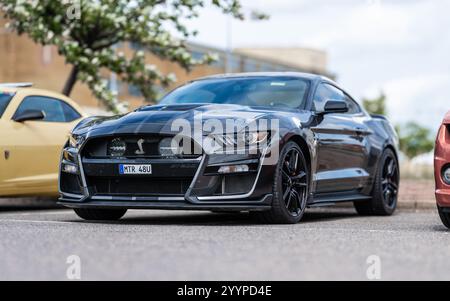 Göteborg, Schweden - 24. August 2024: Vorderansicht eines grauen 2020 Ford Mustang Stockfoto