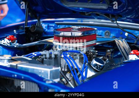 Göteborg, Schweden - 24. August 2024: Motordetails eines blauen Ford Mustang Hardtops aus dem Jahr 1970 Stockfoto