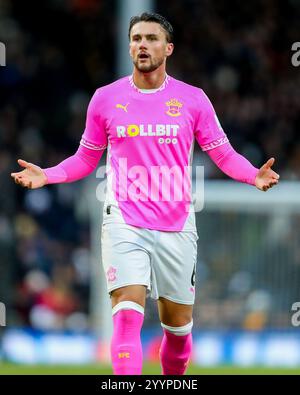 Taylor Harwood-Bellis aus Southampton reagiert während des Premier League-Spiels Fulham gegen Southampton im Craven Cottage, London, Großbritannien, 22. Dezember 2024 (Foto: Izzy Poles/News Images) Stockfoto