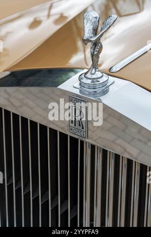 Oldtimer. Abzeichen, Emblem, Figur auf der Motorhaube eines Rolls-Royce Silver Shadow Car bei einer Retro-Auto-Parade. Tscheboksary, Russland. Juni 2024 Stockfoto