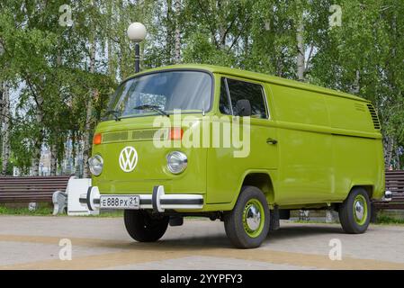 Seitenansicht eines grünen Retro-Volkswagen Kombi-Busses (T2), der auf Fliesen in einem Park geparkt ist. Tscheboksary, Russland. 6/15/2024 Stockfoto