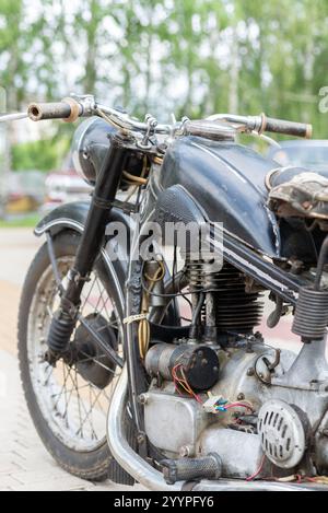 Details eines alten Retro-Motorrads im Park. Vorderrad und andere Teile des BMW R35 Motorrads. Tscheboksary, Russland, 6/15/2024 Stockfoto