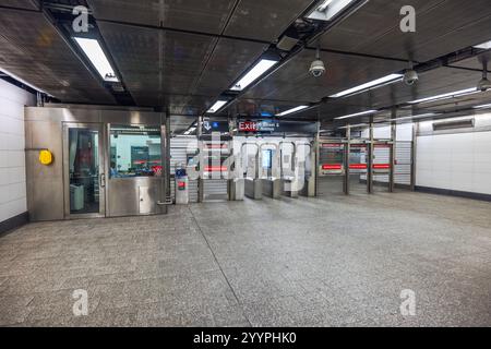 Moderner Eingang der U-Bahn-Station an der 86th Street und 2nd Avenue in New York City mit Drehkreuzen, Ausstiegsschildern und Überwachungskameras. New York. USA. Stockfoto