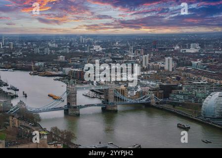 Blick aus der Vogelperspektive auf die Tower Bridge und das Rathaus bei Sonnenuntergang in London Stockfoto