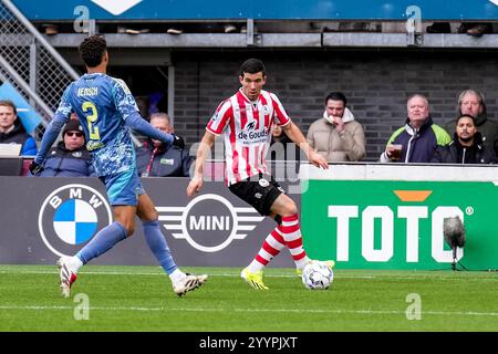 Rotterdam - Devyne Rensch vom AFC Ajax fordert Pelle Clement von Sparta Rotterdam während der siebzehnten Wettkampfrunde der Eredivisie Saison 2024/2025. Das Spiel findet am 22. Dezember 2024 in Rotterdam, Niederlande, zwischen Sparta Rotterdam und Ajax in Het Kasteel statt. (VK Sportphoto/Rene Nijhuis) Stockfoto