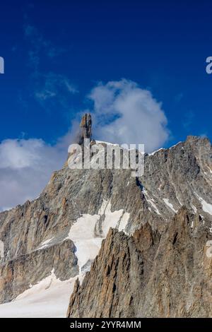 Höhenberglandschaft in den Alpen. Blick vom Aussichtspunkt in Montblanc. Der Gipfel des Dent du Gigante und der weiß schneebedeckte Gletscher Stockfoto
