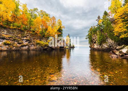 Der ruhige Autumn River fließt durch eine malerische Felsschlucht Stockfoto