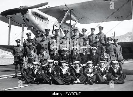 Personal der Royal Air Force und Fleet Air Arm vor einem Blackburn Ripon Torpedobomber auf Deck der HMS Furious, ca. Anfang der 1930er Jahre Stockfoto