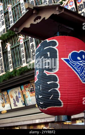 Hölzerne Schilder mit dem Namen „maneki“ werden zur Novembervorstellung „Kaomise“ (große Eröffnungsvorstellung) im Minamiza Kabuki Theater in Gion, Kyoto, ausgestellt. Stockfoto