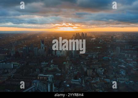 Blick aus der Vogelperspektive auf die Skyline von London bei Sonnenuntergang mit dem Shard Stockfoto