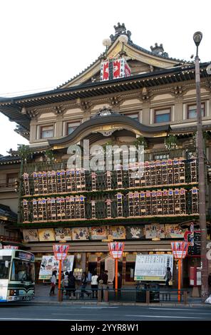 Hölzerne Schilder mit dem Namen „maneki“ werden zur Novembervorstellung „Kaomise“ (große Eröffnungsvorstellung) im Minamiza Kabuki Theater in Gion, Kyoto, ausgestellt. Stockfoto