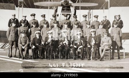 Personal der Royal Air Force und der Fleet Air Arm vor einem Blackburn Dart Torpedobomber von 461 Flug auf Deck der HMS Furious, ca. Ende der 1920er Jahre Stockfoto