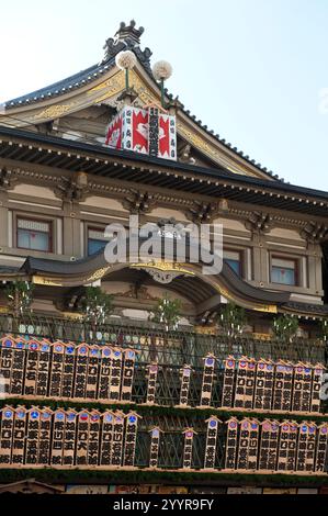 Hölzerne Schilder mit dem Namen „maneki“ werden zur Novembervorstellung „Kaomise“ (große Eröffnungsvorstellung) im Minamiza Kabuki Theater in Gion, Kyoto, ausgestellt. Stockfoto