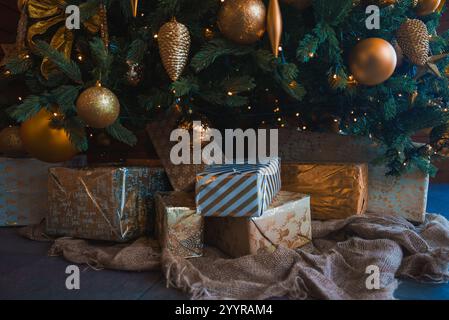 Luxuriös dekorierter Weihnachtsbaum mit goldenen Ornamenten in London Stockfoto