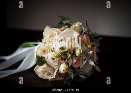 Eleganter Hochzeitsstrauß mit weißen und rosa Rosen. Stockfoto